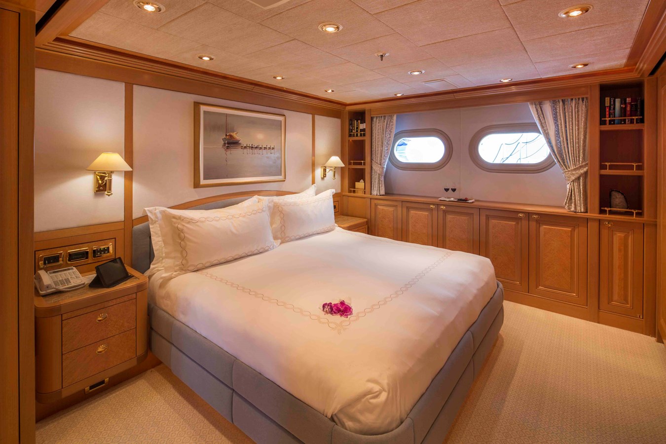 LAUREL 240'/73.15m Delta 2006/2014 Motor Yacht: Guest Stateroom