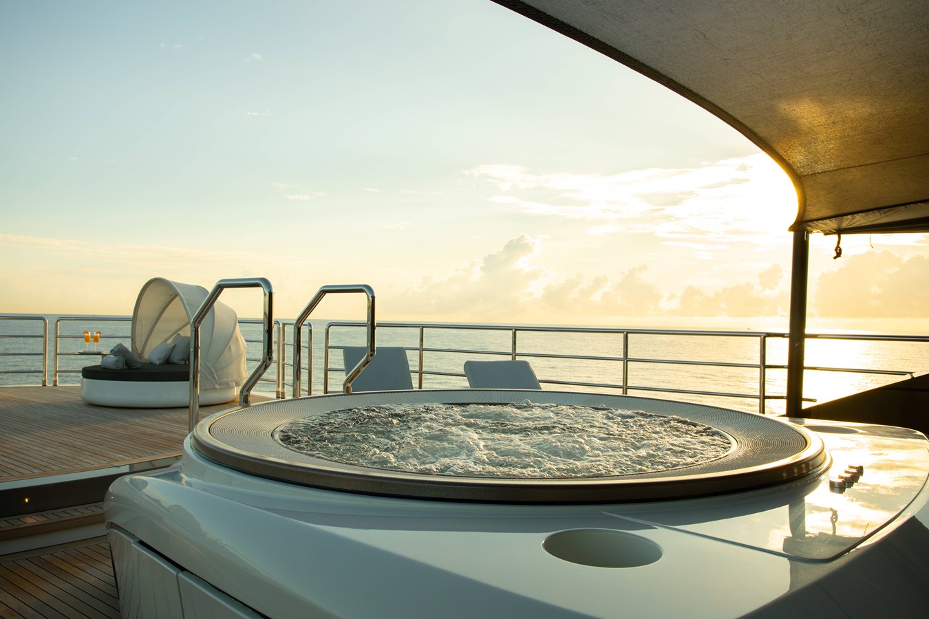 SUNDECK JACUZZI